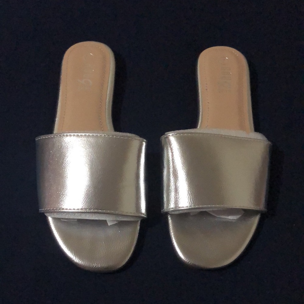 Silver metallic slide sandals slipper size 7 women but fit size 6 summer
